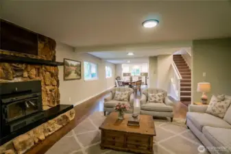 LOOKING BACH TO THE DINING AND KITCHEN....THIS PLACE FEELS LIKE 3500 SQUARE FEET...NOT 2560 SQUARE FEET