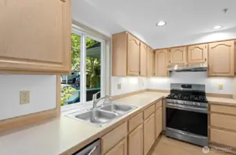 Wonderful kitchen with ample storage space and new appliances