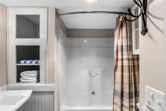 Sparkling clean full bath.