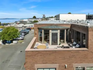 Downtown Edmonds living at it's best!