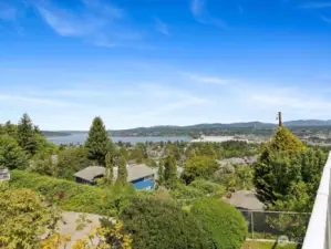 BIG Lake Washington and mountain VIEWS!