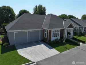 Double car oversized garage -581 sq ft.