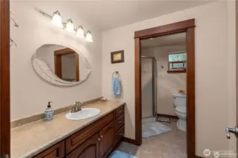 Upstairs bathroom - conveniently located between both upstairs rooms