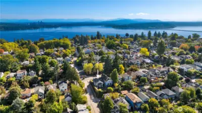 From above, the home’s proximity to Lake Washington is clear, offering easy access to waterfront parks and trails.
