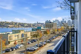 Outdoor entertaining with unbeatable lake and skyline backdrops.