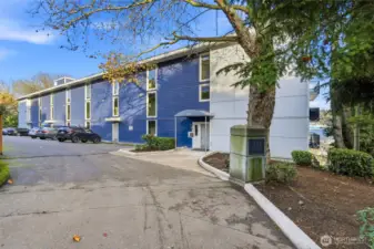 Walk to Queen Anne, Fremont, Downtown, and vibrant waterfront spots.