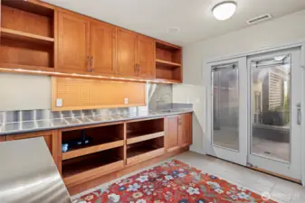 Garden, craft, utility room off the patio