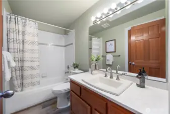 2nd bedroom full bath