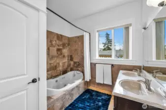 Ensuite batroom with jetted tub