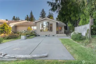 This well-maintained duplex-style condo sits in a lovely, private setting. Just the right size, there' room for gardening if you like, or barbecuing and relaxing in the front yard.