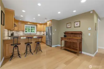 Gourmet Kitchen! SS appliances ~ BK Bar