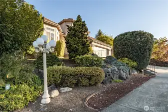 The home is in the Cobble Creek neighborhood, a 75 home community, and has original Seattle streetlamps throughout the neighborhood-upgraded to LED lighting