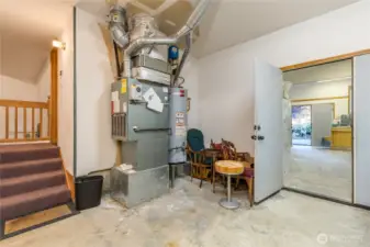 The forced air gas HVAC includes central air conditioning. The 3 car garage includes access to the large workshop with dual doors for loading and unloading items into or out of the workshop