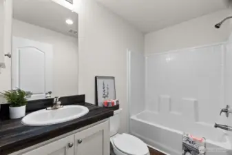 Main bathroom w/tub
