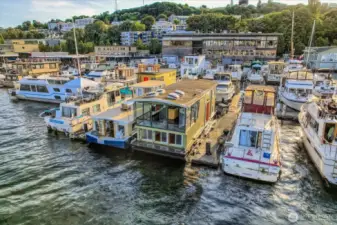 On the end of the dock you will experience all that Lake Union has to offer from the front row seat, watching water planes taking off and landing, Christmas ship cruises, 4th of July and New Years fireworks, Duck Dodge, paddleboarders, kayakers and the sunrise and sunsets.