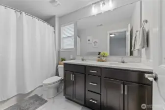Upstairs full guest bath