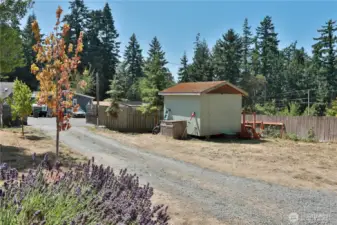 Back looking towards the road, notice the large storage shed!