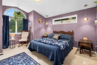 I love all the windows in here too