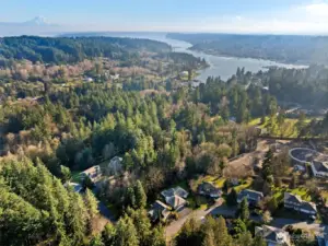 Just a five minute drive from downtown Gig Harbors gives easy access to enjoy the town's local amenities and stunning views.