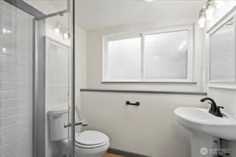 3/4 bath with pedestal sink.