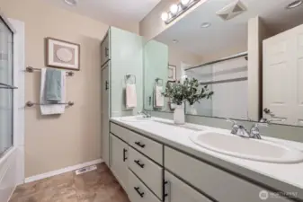 Primary bedroom bathroom