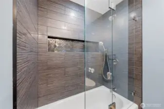 Main bathroom shower/tub combo is SO NICE!