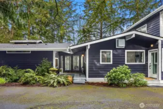 Signature mid-century deep eaves extend the roofline, providing architectural interest while offering shade and protection that blend form and function.