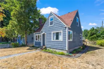 This home is an entertainers dream! An open main floor makes indoor parties a breeze, while the outdoor deck and yard allow for endless play and fun. Mature landscaping create shady spots for lounging on hot summer days. Commuting daily? You'll appreciate being next to freeway access and great amenities!