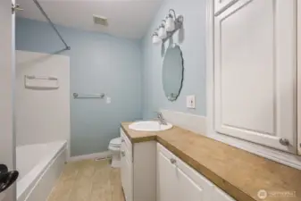 Full bath in hallway