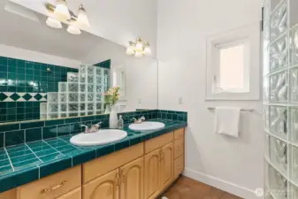 Upper level primary w/ en-suite bath, office & nursery