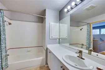 Full bath in the Hallway