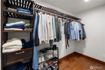 Spacious attached walk-in closet w/custom organizers.