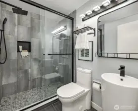 Main level bathroom shared between the den and 2 other bedrooms.