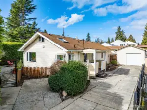 Driveway off 102nd has space for 4+ cars