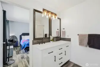 Double vanity in primary en-suite!