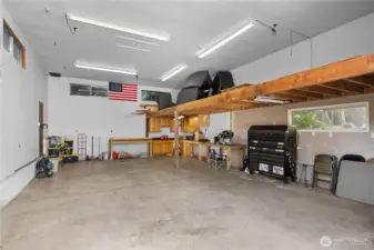 huge shop with plenty of loft storage space