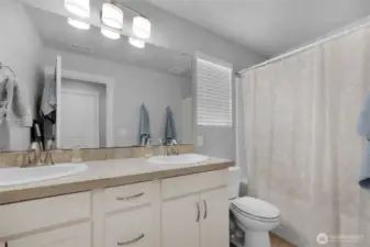 Upper level full barhroom