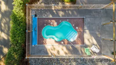 Large community jakuzzi to the side of the two buildings also has a couple outdoor showers and abathroom also with a additional shower.