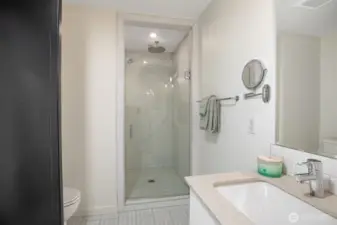 Primary en suite.