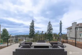 Entertain in style with panoramic views!