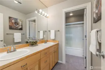 Full hall bath upstairs