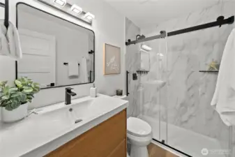 Luxurious Updated Bathroom Suite