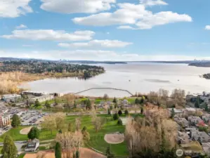 Just a short stroke from the house is tranquil Juanita Bay Park and bustling Juanita Beach Park