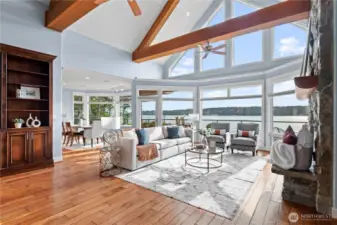 Expansive windows frame breathtaking  views of the sparkling water, seamlessly  blending indoor elegance with the natural  beauty outside. The architectural design  enhances the sense of space and light,  making this area perfect for both relaxation  and entertaining.