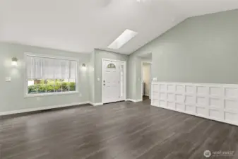 Open concept floorplan with vaulted ceilings