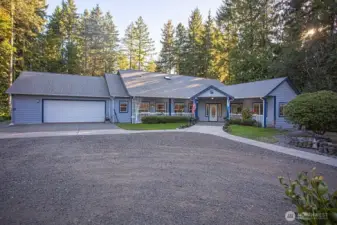 Spacious circular driveway with lots of parking