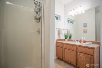 Hall bathroom adjacent to 3rd bedroom