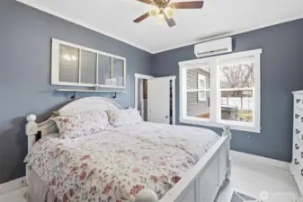 Large primary bed room next to the bathroom.