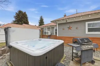 Awesome working hot tub to enjoy.