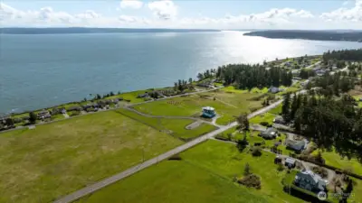 Close to the coast and splendid views of the Sound and Camano Island and incredible territorial views.